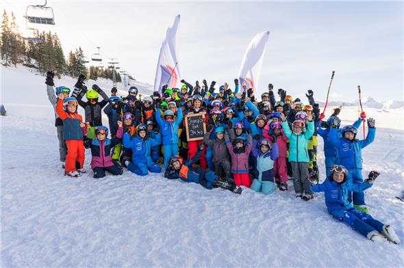 Die Lenkerin Joana «Ana» Hählen umringt von begeisterten JO-Kids aus Boltigen, Schangnau und der Lenk.