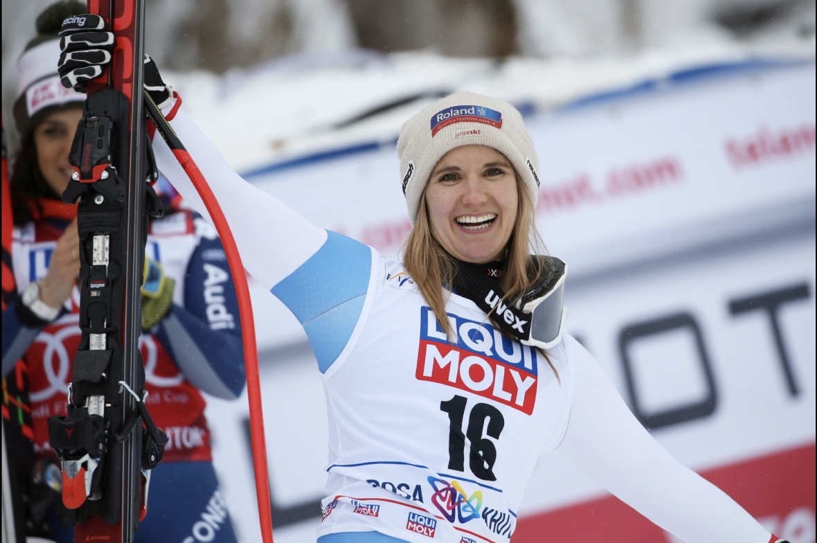 Die Lenkerin Joana Hählen jubelte am 2. Februar nach ihrem dritten Rang im Super-G von Sotschi bei der Siegerehrung im Zielraum.