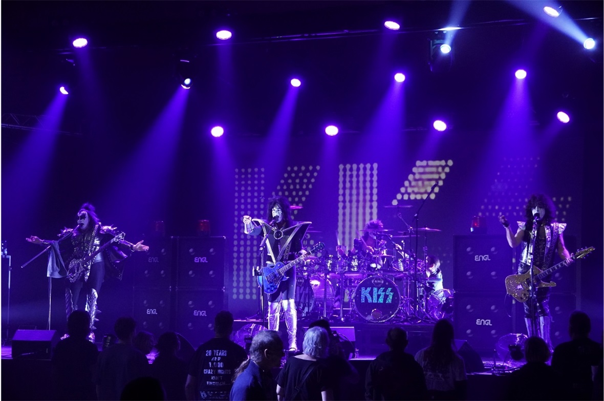 Die Lichtshow tauchte das Zelt in Farben.