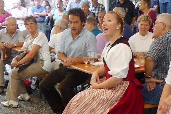 Die Liedvorträge von Barbara Klossner und Tobias König ziehen das Publikum augenblicklich in ihren Bann!