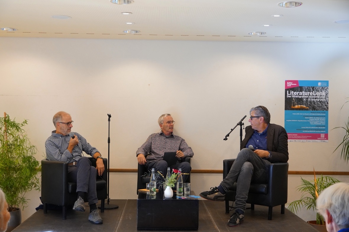 Die LiteratureLenk wurde mit einem Podiumsgespräch zwischen Daniel Anker (links) und Pedro Lenz (rechts) eröffnet, Moderation hatte Markus Wieser (Mitte).