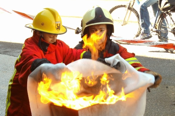Die Löschdecke – dann geht dem entstehenden Feuer schnell der Schnauf aus.