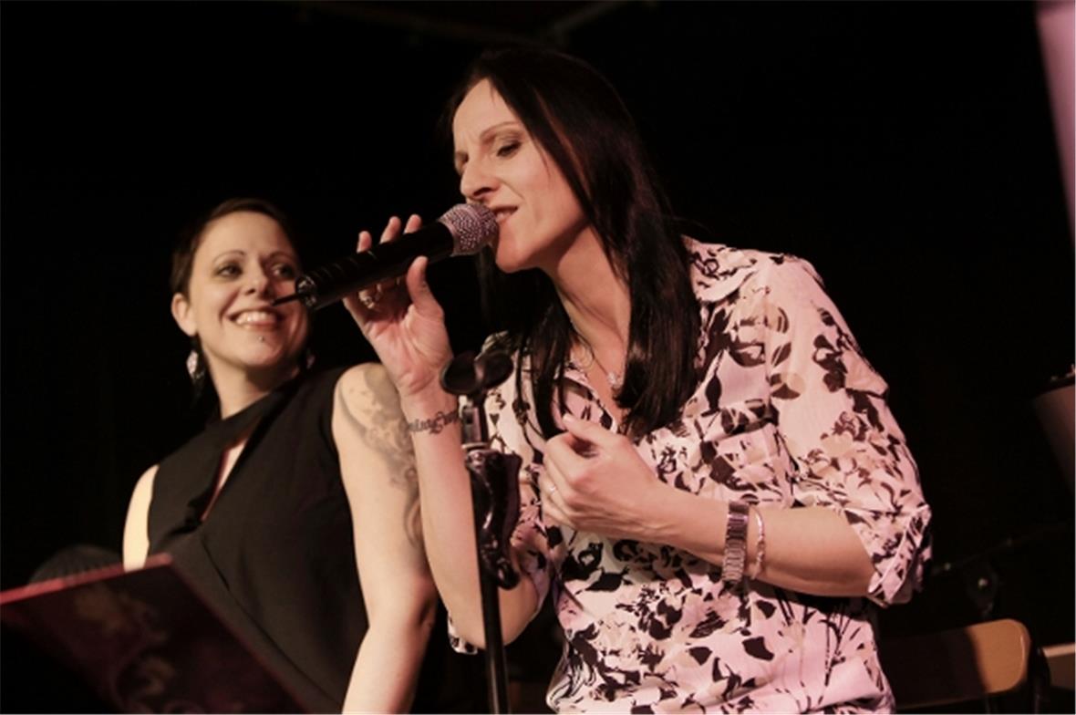 Die Löwenwirtin Babs wechselt sich mit ihrer stimmgewaltigen Schwester Sandee in...