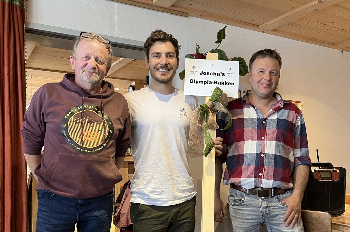 Die Loipenfahrer Märcel Dänzer (rechts) und Res Knöri nennen den Stutz vom Stockbrunnen zum Tossen zur Freude von Biathlet Joscha Burkhalter neu «Joscha’s Olympia Bakken».