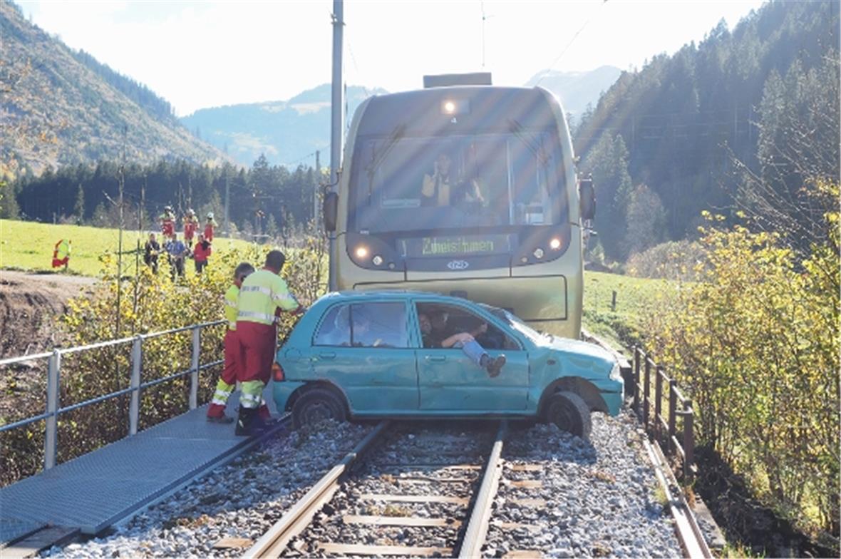 Die Lokführerin telefoniert mit der Betriebszentrale, die Figuranten sind jetzt ...