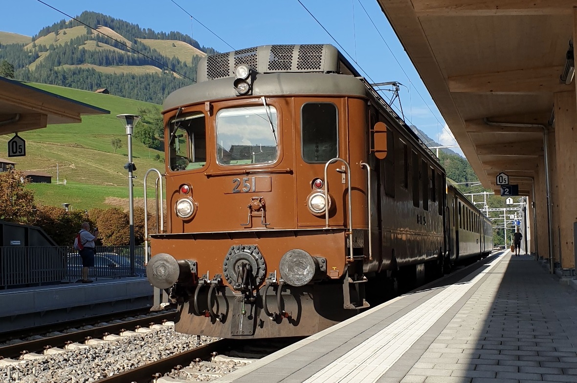 Die Lokomotive Ae 4/4 251 zieht den historischen Extrazug nach Zweisimmen.