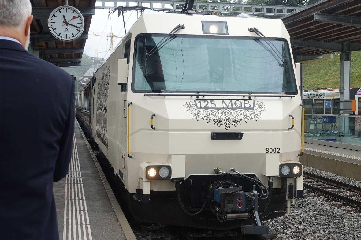 Die Lokomotive mit dem traditionellen Scherenschnitt fuhr in den Bahnhof Gstaad ...