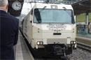 Die Lokomotive mit dem traditionellen Scherenschnitt fuhr in den Bahnhof Gstaad ...