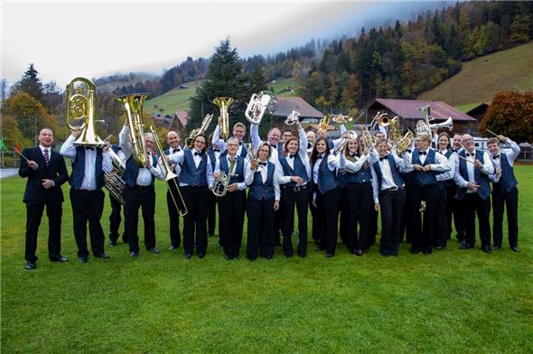 Die MG Därstetten war nach dem Konzert gut gelaunt. Das Publikum lobte die Formation und zeigte ihre Freude an den Stücken verbal und mit Applaus.