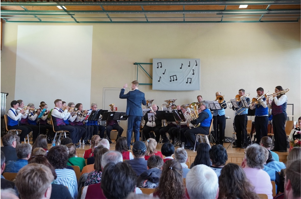 Die MG Lenk St. Stephan und die Solistinnen und Solisten vom Posaunenregister.