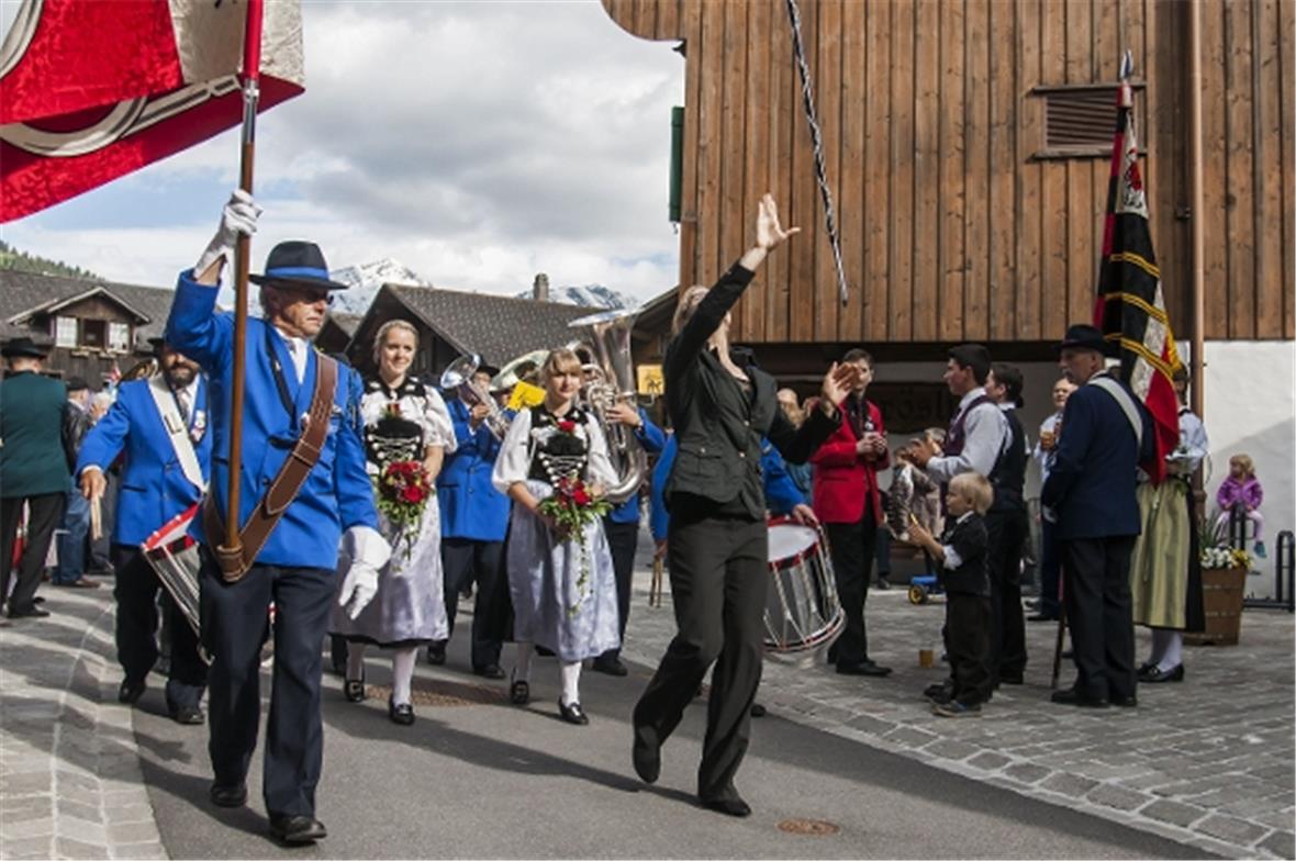 Die MG Lenk mit ihrer neuen Dirigentin Rhea Paschen, die während des Marschmusik-Wettbewerbs mit ihrem Marsch «Schwyzer Soldaten» zur Hochform auflief .