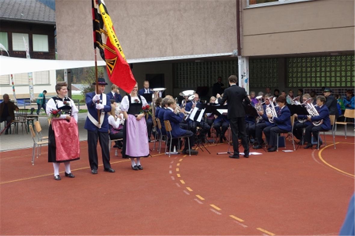 Die MG St. Stephan beim Konzert auf Schulhofplatz.