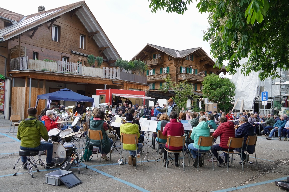 Die MG Zweisimmen, im Hintergrund die Festwirtschaft der Feuerwehr.