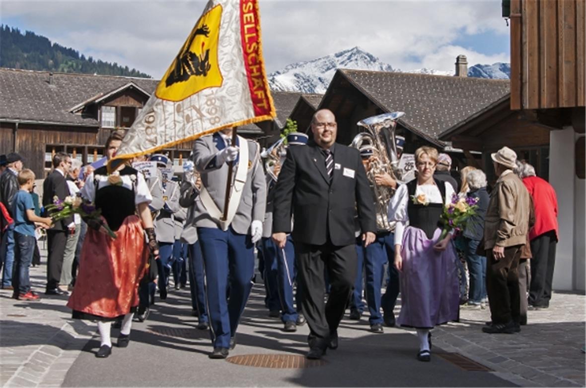 Die MG Zweisimmen mit ihrem Dirigenten Hanspeter Janzi (mitte) beim Marschmusik-Wettbewerb mit dem «Bundesrat-Gnägi-Marsch».
