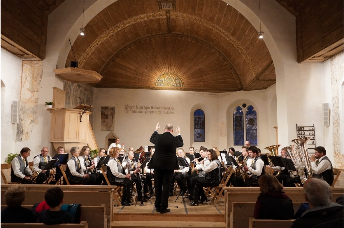 Die MGZ unter der Leitung von Hanspeter Janzi eröffnete das Doppelkonzert.