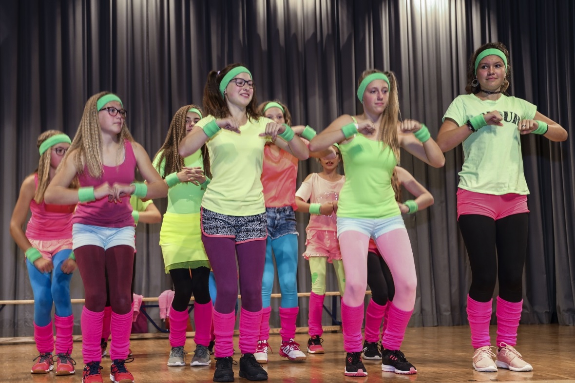 Die Mädchen-Riege brachte die 80er Jahre in der Retrospektive auf die Bühne: Fit...