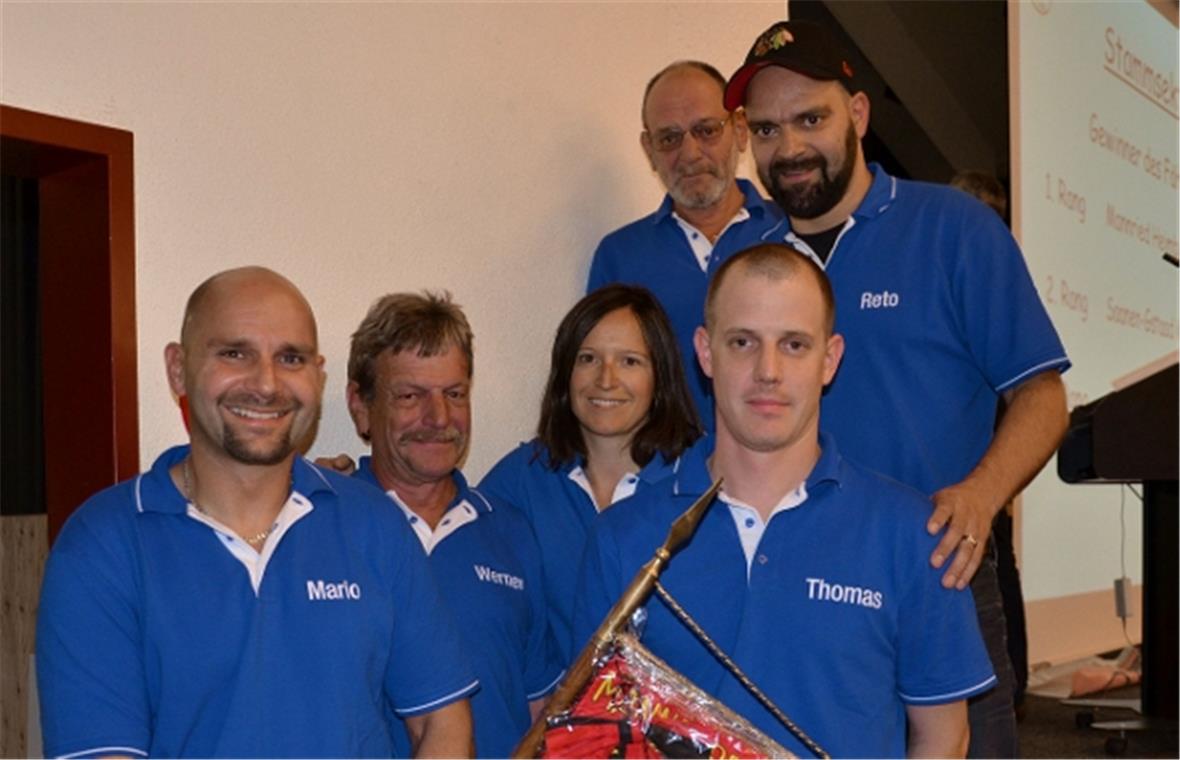 Die Mannrieder Gruppe «Heimberg»holte mit den besseren Einzelresultaten die Wanderstandarte 1933. Vorne links Mario,Werner, Martina und Thomas, hinten Ueli und Reto.