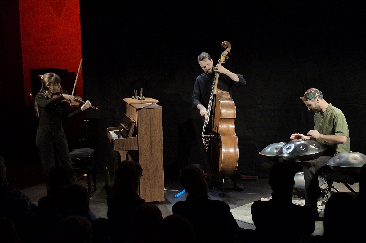 Die Manu Delago Band in der Katholischen Kirche Zweisimmen.
