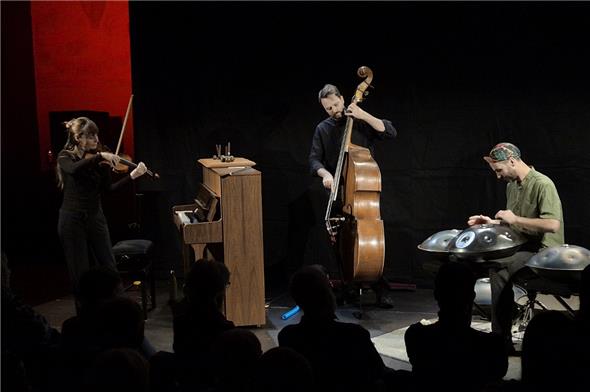Die Manu Delago Band in der Katholischen Kirche Zweisimmen.