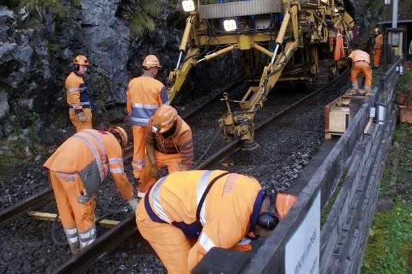 Die Maschine vor dem Tunnel bei Grubenwald beim alten Bahnwärter Häuschen.