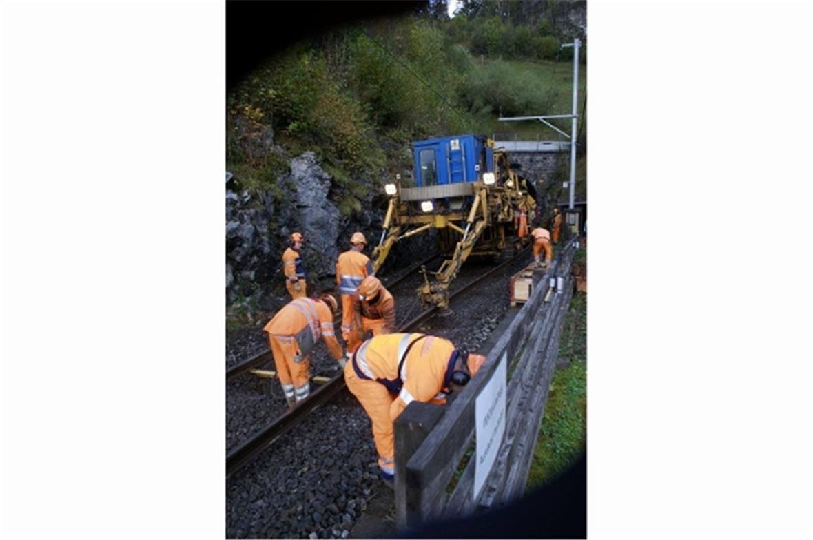 Die Maschine vor dem Tunnel bei Grubenwald beim alten Bahnwärter Häuschen.