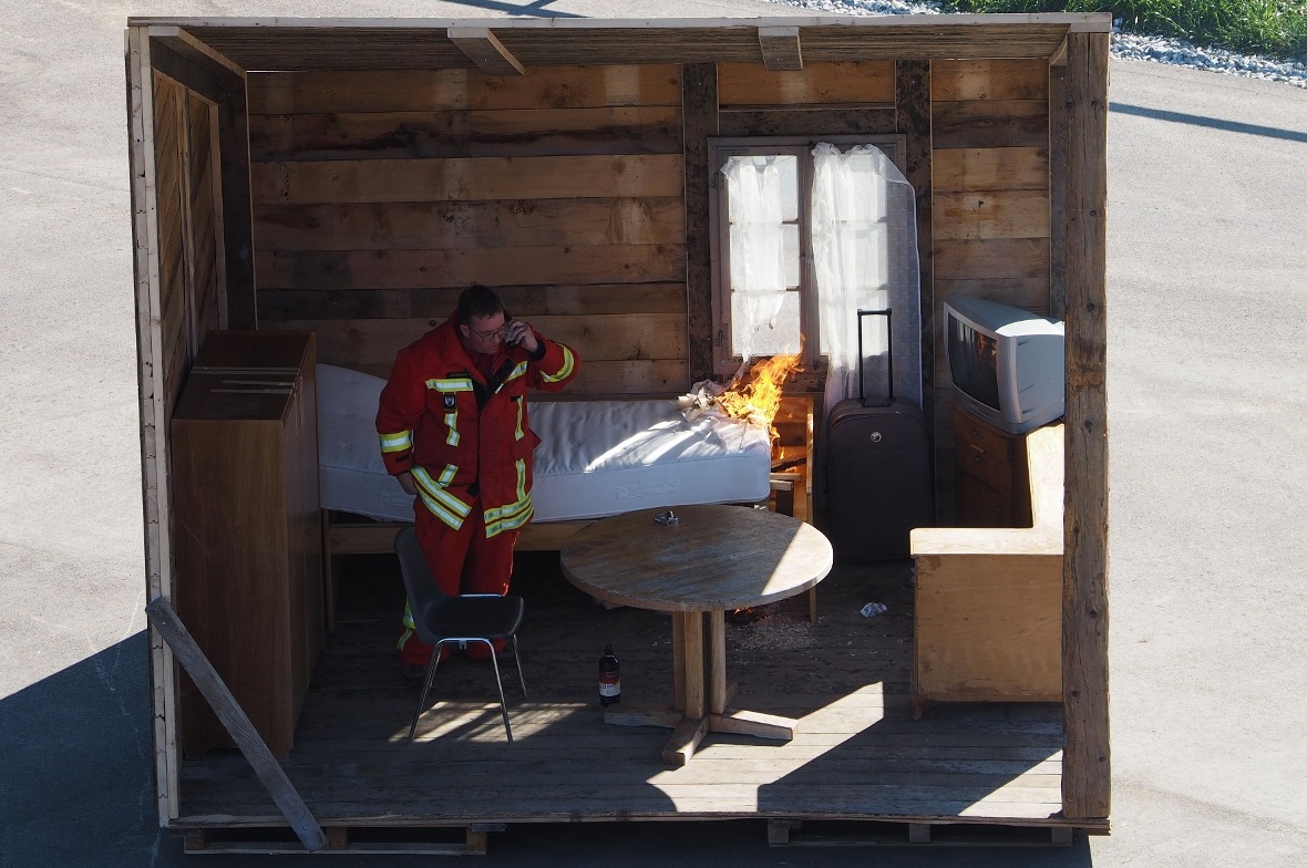 Die Matratze fängt Feuer, er alarmiert er sofort die Feuerwehr.