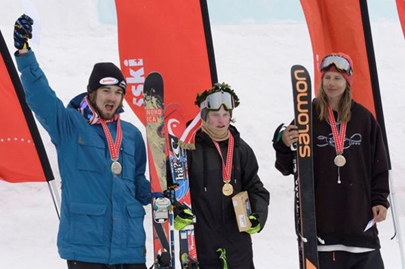 Die Medaillen-Gewinner der Schweizermeisterschaften 2014 in der Disziplin Freeski Slopestyle. 2. Jonas Hunziker,Brienzwiler, 1. Luca Schuler, Ebertswil und 3. Till Matti, Zweisimmen.