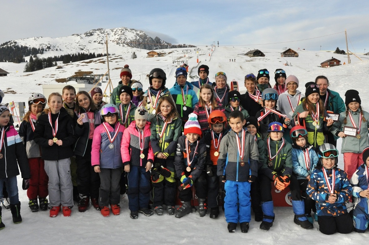 Schneesportwoche der Schule Boltigen Die Medaillengewinner/-innen der verschiedenen Disziplinen und Kategorien.