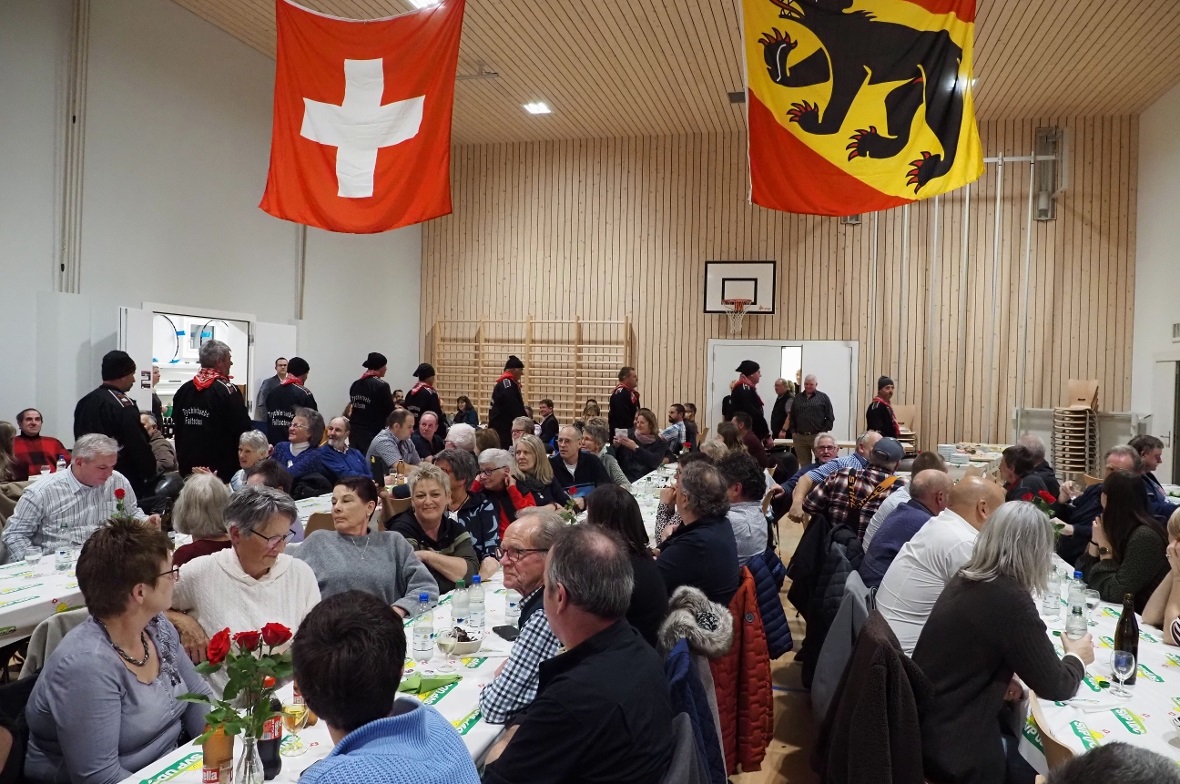Die Mehrzweckhalle Därstetten war bis auf den letzten Platz gefüllt.
