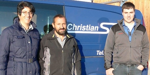 Die Meistersleute Marianne und Christian Schmid freuen sich am Erfolg ihres ehemaligen Lehrlings. Der junge Heizungsinstallateur Markus Klopfenstein lässt sich nicht aus der Ruhe bringen.