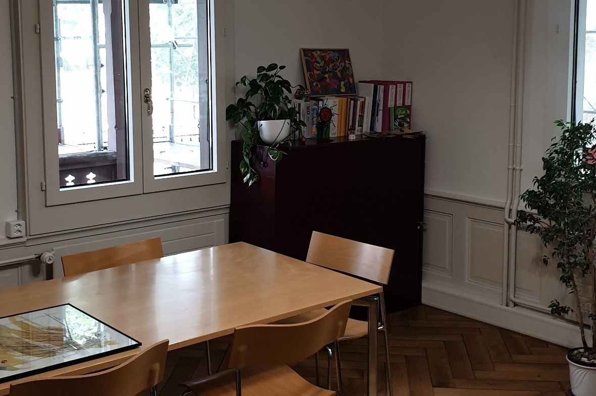 Die Mitarbeiterinnen des Sozialdienstes sind in helle, modernisierte Büros im Ju...