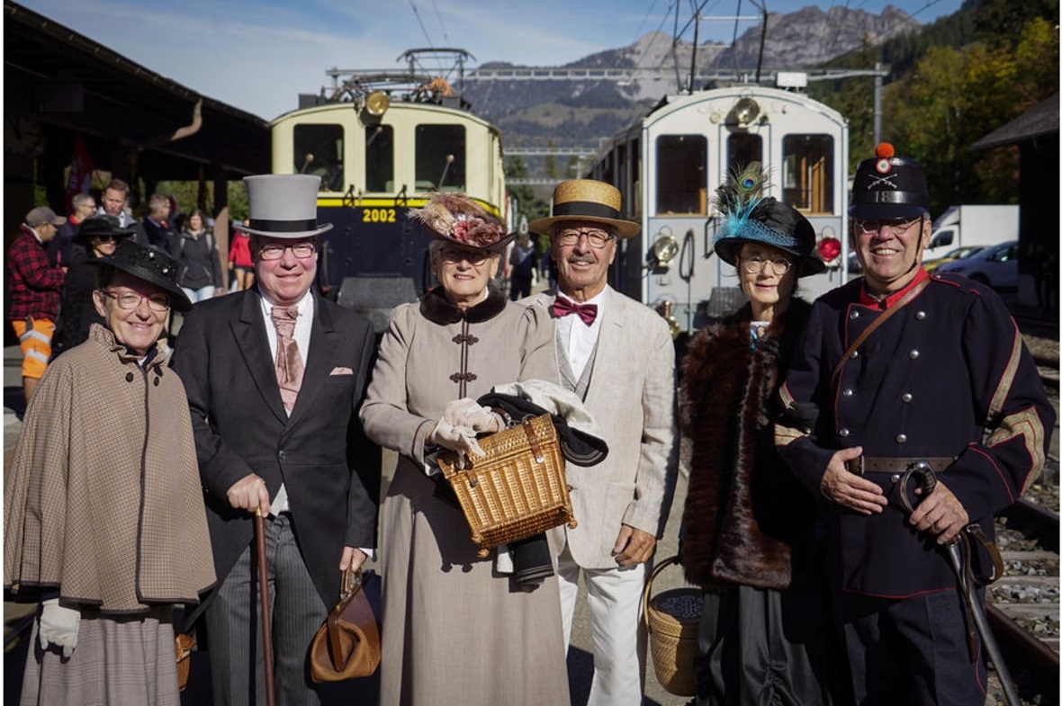 Die Mitglieder des Belle Époque Vereins Kandersteg belebten die 125-jährigen Züg...