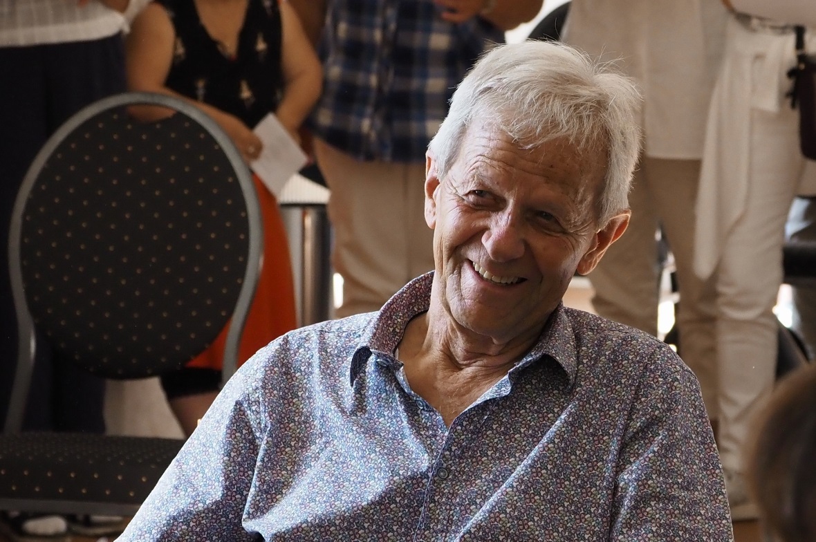 Die Mitglieder des Cantate Chores singen das extra für Klaus Burkhalter getextet...