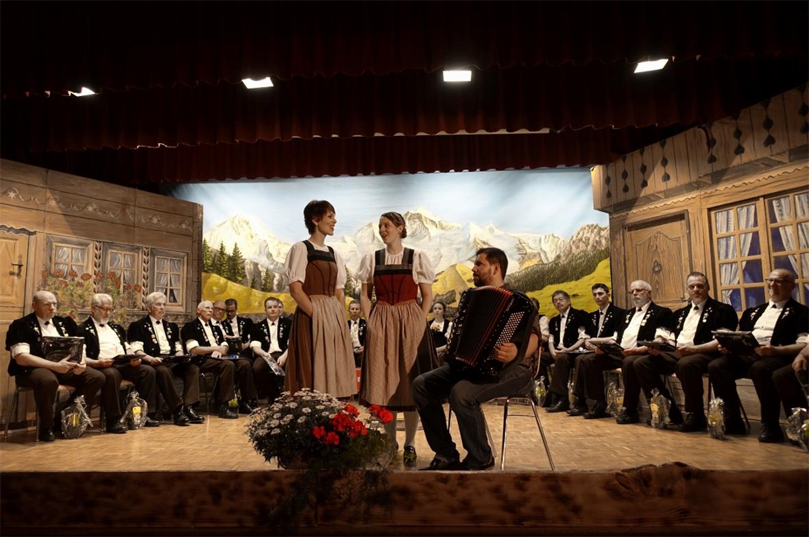 Die Mitglieder des Jodlerklubs Wimmis hörten dem feinen Gesang der Schüpferimeit...