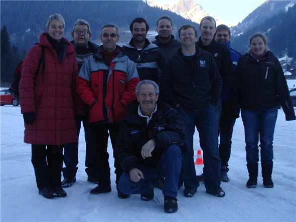 Die Mitglieder des Motoclubs St. Stephan mit ihrem Instruktor und Clubkameraden Simon Wyssen nach erfolgreicher Teilnahme am Kurs Kristall