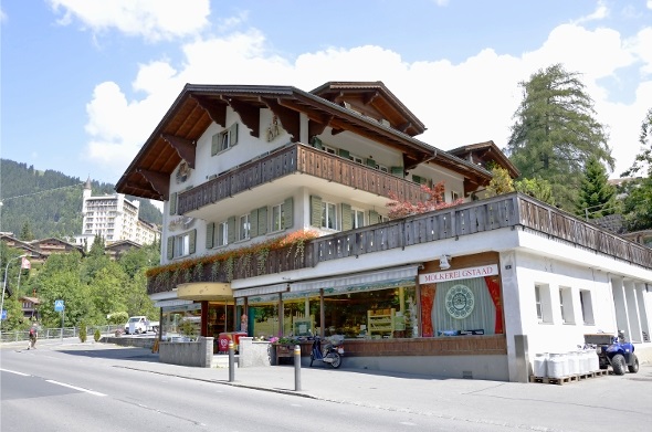 Die Molkerei Gstaad plant für Produktion und Lager einen Neubau im Chräwel, Gstaad. Der Laden an der Lauenenstrasse soll jedoch bestehen bleiben.