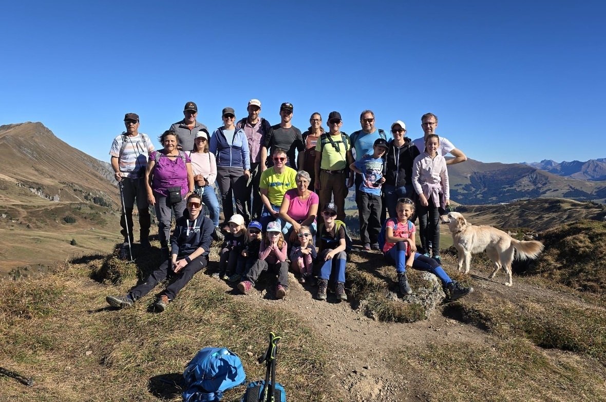 Prachtswetter an der Motoclub-Familienwanderung Die Motoclübler mit ihren Familienangehörigen zog es bei ihrer Herbstwanderung über den Lenker Betelberg zu den Gryden.