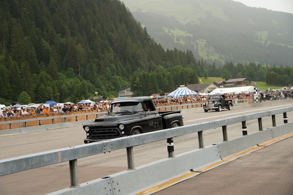 Die Motoren heulten um die Wette.