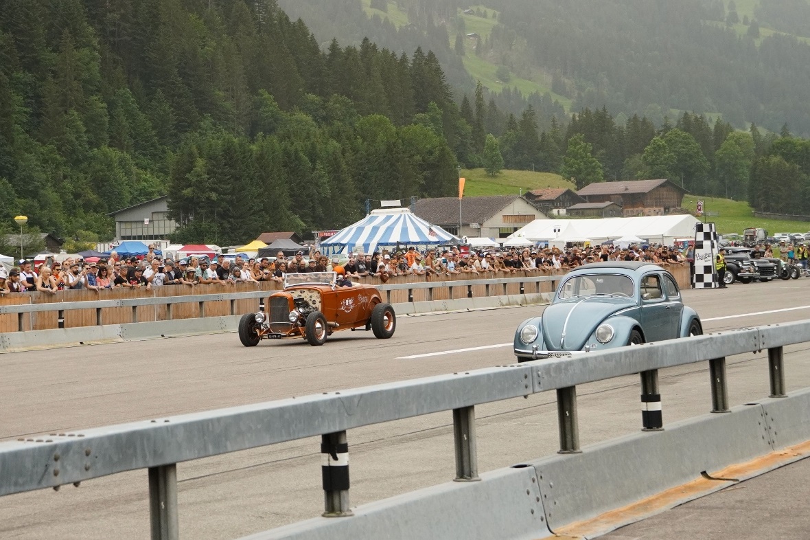 Die Motoren heulten um die Wette.