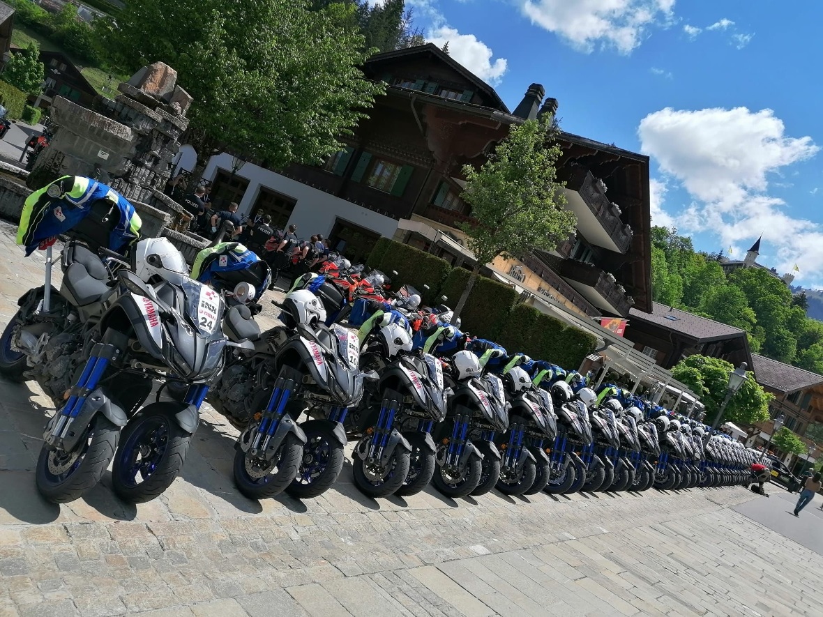 Die Motorräder stehen für den Start der neuen Etappe bereit. Die 5. Etappe führt...