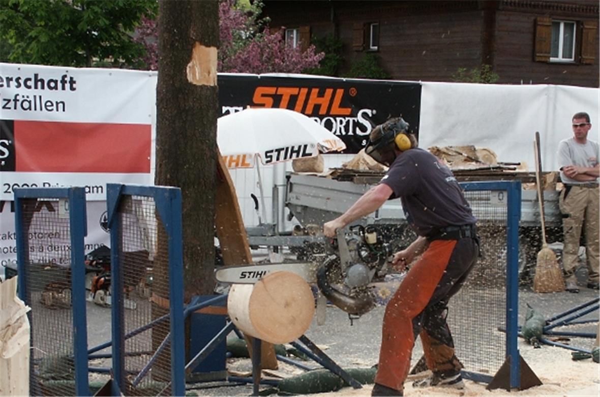 Die Motorsäge wurde mit einem Kartmotor getunt. Begleitet von einem unglaubliche...