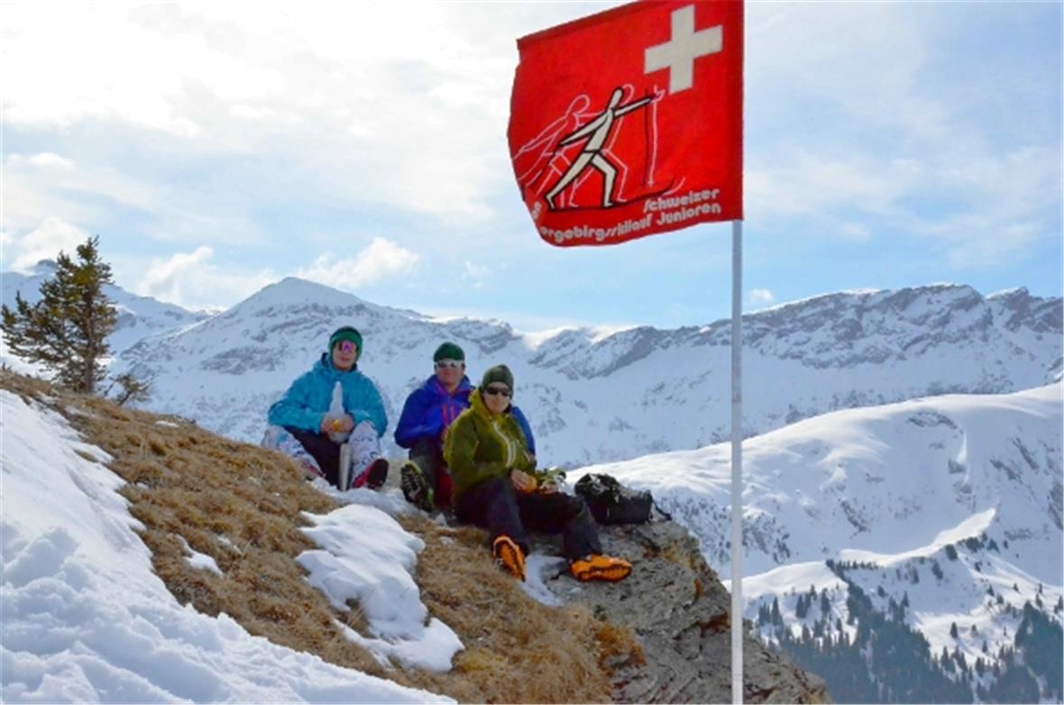 Die Mountaineerings trugen als jüngste Patrouille die SUOV-Jugendstandarte auf dem Marsch zum Leiterli mit. Auf der Marschpause geniesst das Team von Manuel Rufer, Manuel Beutler und Thomas Wahli das herrliche Panorama.