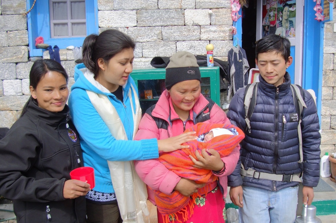 Die Mütter und Säuglingssterblichkeit zu verringern und den Kindern Zugang zu Bildung zu ermöglichen, ist ein bedeutender Teil der Arbeit am Spital Lukla.