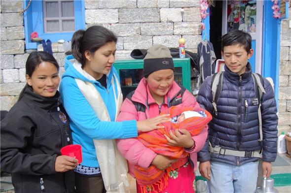 Die Mütter und Säuglingssterblichkeit zu verringern und den Kindern Zugang zu Bildung zu ermöglichen, ist ein bedeutender Teil der Arbeit am Spital Lukla.