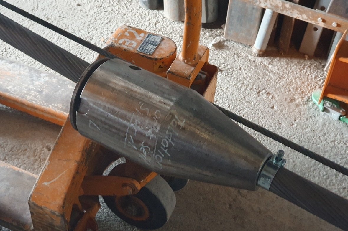 Die Muffen werden auf die Tragseile aufgeschoben, fest mit ihnen verbunden und d...