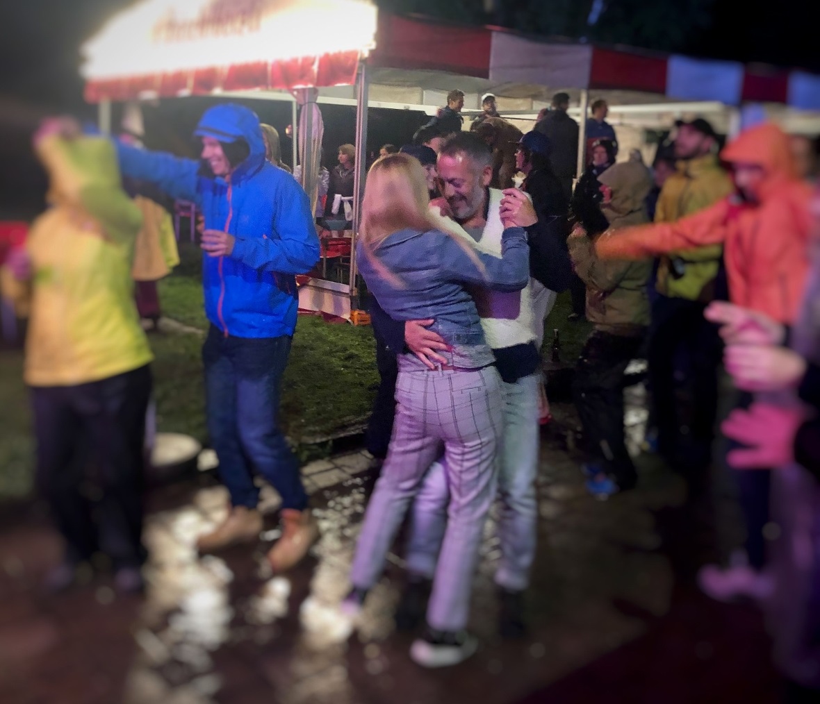 Die Musik motivierte zum Tanzen – auch mit Regendress.