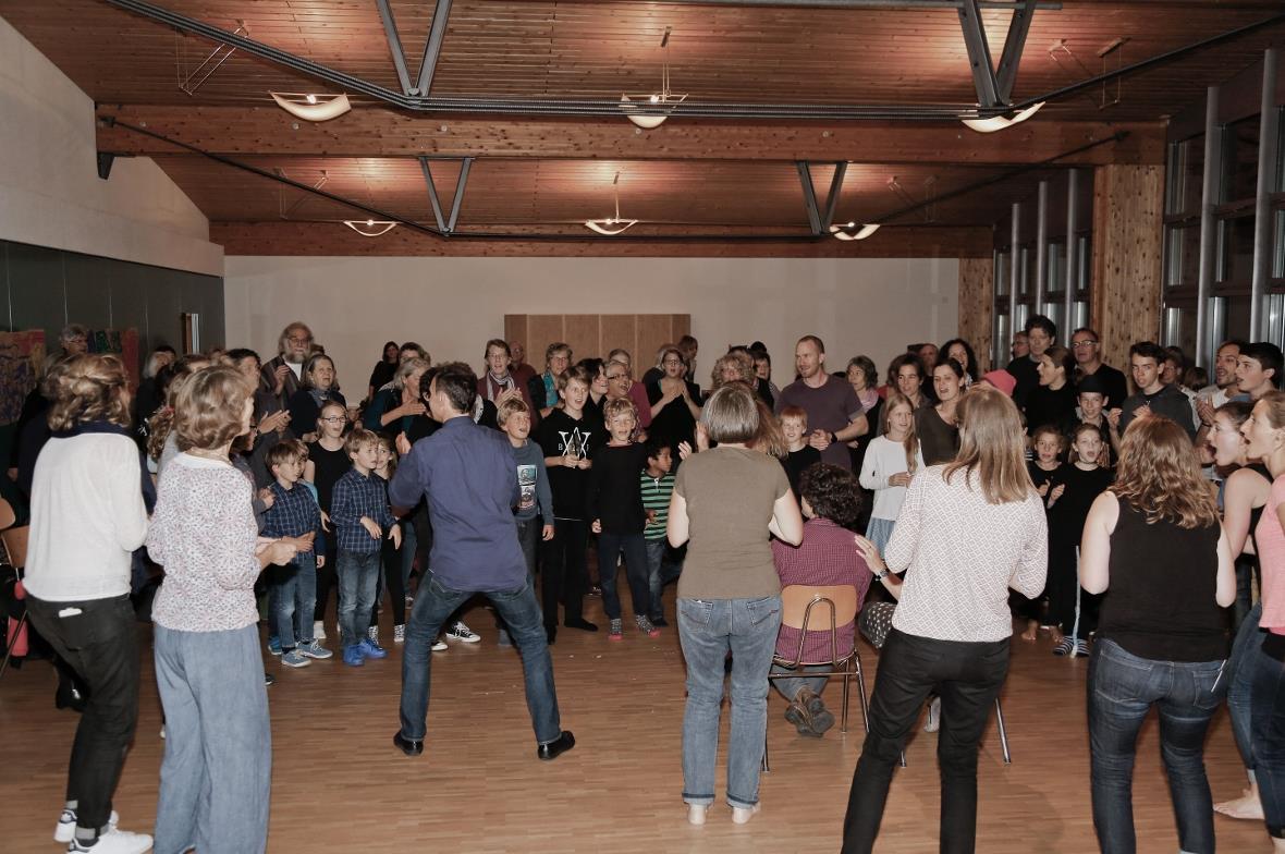 Die Musik und Bewegung-Gemeinschaft am Schlusspunkt.