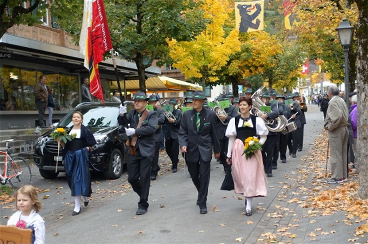Die Musikgesellschaft Boltigen beim Umzug in der Bahnhofstrasse Zweisimmen.