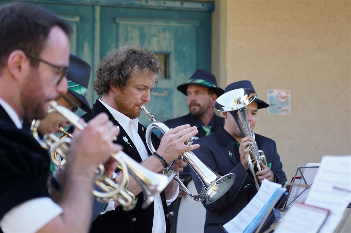 Die Musikgesellschaft Boltigen eröffnete den Bauernmarkt musikalisch.