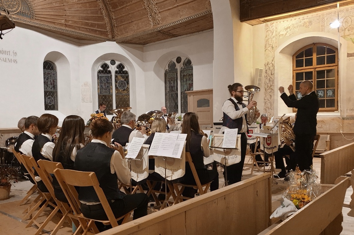 Die Musikgesellschaft Därstetten mit Baritonsolist Simon Leber unter der Leitung...